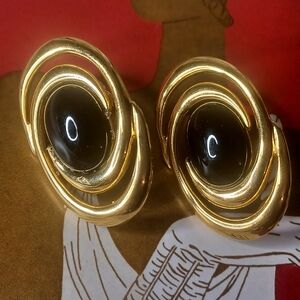 Vintage Napier Gold-Tone Clip-On Earrings with a black cabochon 🖤✨️